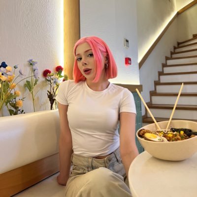 theseraa's profile picture. 