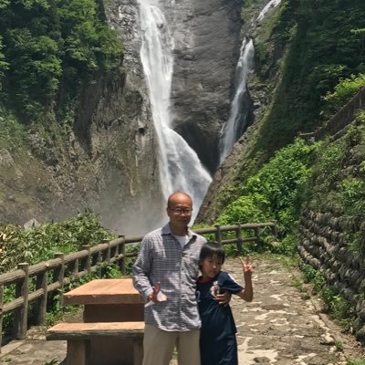 富山県射水市。1964年9月7日生。技術士(機械部門)、日本機械学会計算力学技術者(固体1級、熱流体2級)、美味安全野菜栽培士、認知症介助士、農業(稲作、野菜、ムクナ豆)、フルコン空手1級
