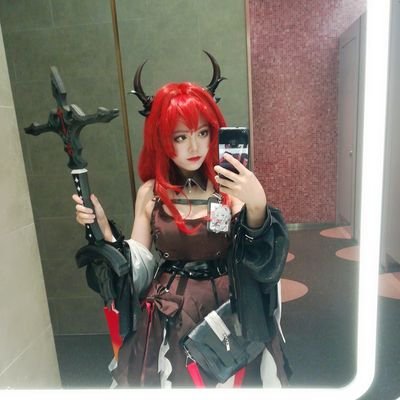 kilakilayiyaya's profile picture. 个人荣誉：s14全球总决赛冠军是个傻卵二次元。主推/粥粥/BA/砍口垒/少前/是个毛娘/妆娘/会拍抽象照片/玩cosplay可以喊我嗯/嗯～欢迎来到我的xx空间/