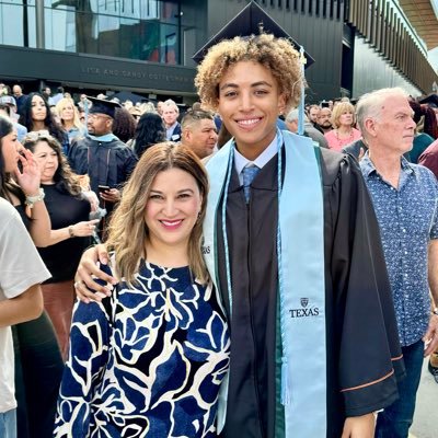 Born and bred all things San Antonio. My 🩷 lives in Austin,TX🏀Basketball FANATIC 🏀 ~🩶DIEHARD SA Spurs Fan 🖤|🤙🏼UTSA Alum|🤘🏼PROUD UT Mom🧡