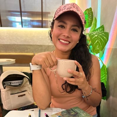 Orgullosamente hidalguense, vivo y dejo vivir,vegetariana,animalista,antitaurina, feminista,periodista de profesión,locutora de corazón.Todo a título personal.