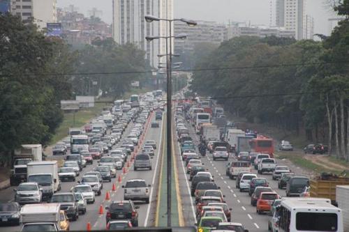 Reportamos el estado del tránsito de la Autopista Valle-Coche y las vías conexas como la #PNM, #ARC y Av. Intercomunal de El Valle. Colabora enviando un DM.