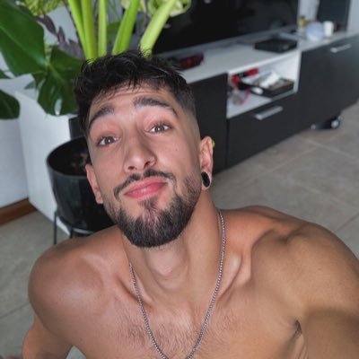 miltonezequieel's profile picture. fingir demencia? yo solo finjo cordura 💋
