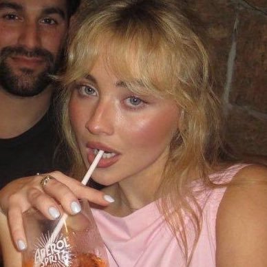 incredulaura's profile picture. pego assuntos pela metade e comento o óbvio