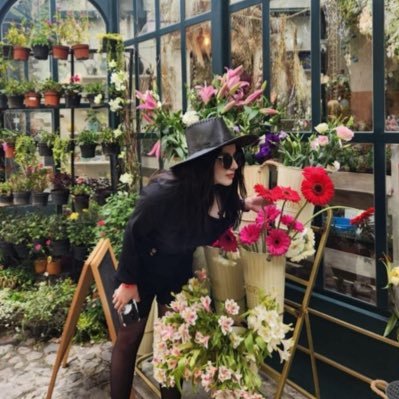 methamorphosix's profile picture. Find the beauty in chaos. 𓃠

Buscadora de música en tiempos libres. 🤟🏻