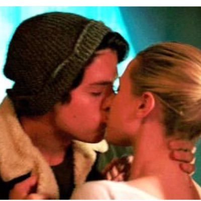I'm a mother of 3 that loves #bughead #riverdale #trueblood #to #klamille #hessa #gameofthrones #houseofthedragon #justiceforthemendezbrothers #starwars