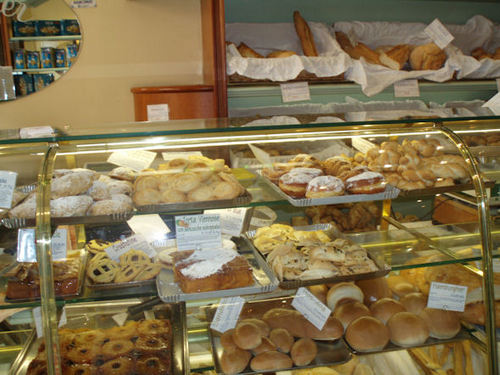 Panificio artigianale con produzione propria di pane, prodotti da forno e biscotteria.