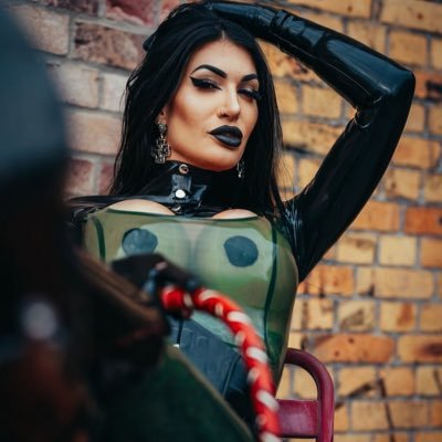 looking for a submissive slave to serve me forever in my dungeon ❤️👠