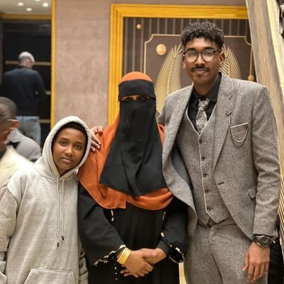 شخصٌ لا يُجيد العزفَ على لغةِ المصالح و مسرحياتِ العلاقات
ف باطنُ ما أُخفيهِ يُبديهِ ظاهري🖤