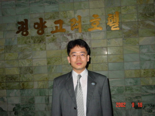 현 KBS교향악단 바이올린 단원입니다.
기독교인이고 자전거를 좋아합니다.
'한류' 우리 대중음악에도 애정이 많습니다.
사진은 2002년에 평양에 연주하러갔을때 입니다.
잊을 수 없을 겁니다.