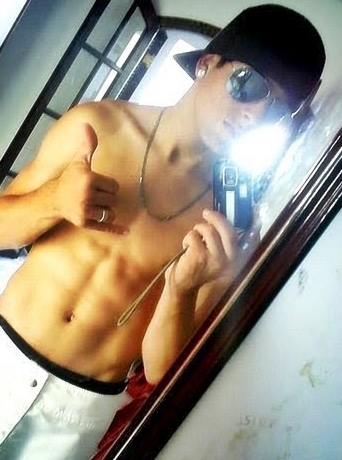 Capricorniano, 18 anos, amigos, familia, cap, muay-thai, musculação, baladas e Deus acima de tudo.