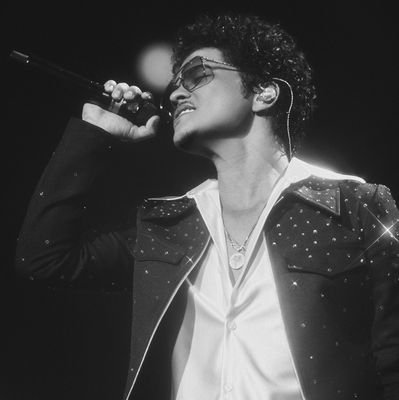 BrunoMars158682's profile picture. Welcome to my private account! This is where I share moments from my personal life, memories with loved ones, enjoy this exclusive glimpse into my world.