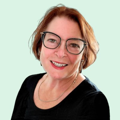I'm a Business Acceleration Expert who helps established biz owners create hi-converting Masterclass & Webinars to SELL OUT their programs & services.