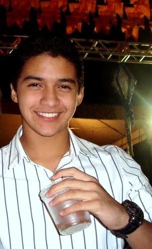 Moreno , auto , bonito e sensual talvez eu seja , a solução dos seus problemas  !  , Goiano ,  sou amante do , MMA , '' Fé em Deus , que ele é justoo !