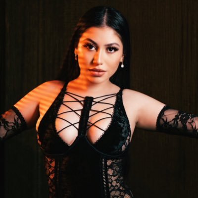 hi💟 Im Latina and Italian! 21~ have 3 cats🐈⬛ I doooo also play video games 🥰 get to know me? 😩