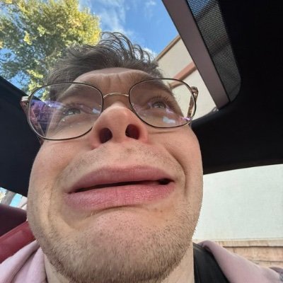hugeassm_n's profile picture. (23, SHE/HER).
