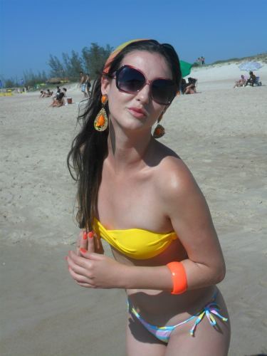 Super sensível, chorona, alegre, curiosa , amo quem me faz rir, odeio cara feia, alta e magra...rs.rs.rs