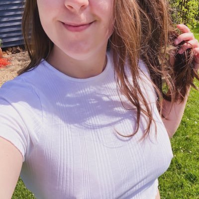 Your favourite British GF… 🤭 Lover of dogs, Harry Potter and mutual pleasure. The only place I chat is below