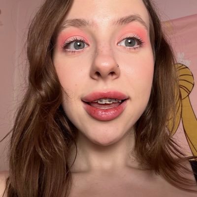 heyy i’m Lolla, 20yo gamer girl 💘 i stream games and make spicy content ⬇️ let’s chat on fansly!