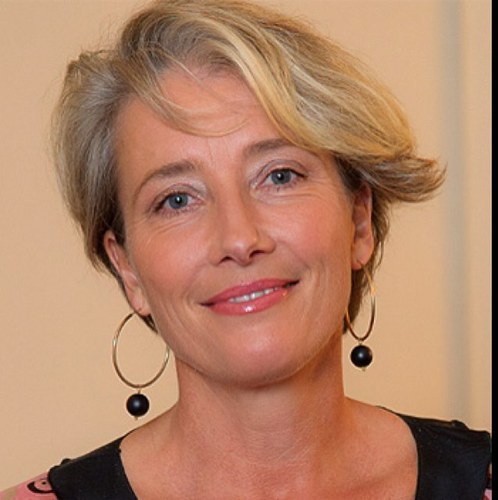 Emma Thompson 2024 Mittlblond Haar & mondän Haarstil.
