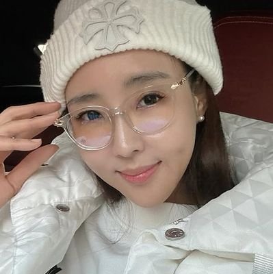 제 이름은 애차입니다. 저는 서울 출신 한국인입니다. 여기서 좋은 친구들을 만나서 정말 기쁩니다.