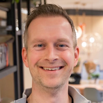 Geboren en getogen in Zeeland, maar woont stiekem in Brabant. Werkt als senior product owner bij Embrace - The Human Cloud.