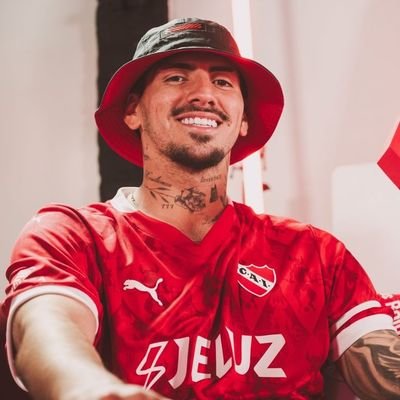 Independiente y Bochini 🇦🇹, nada más. El peso del mundo en tu espalda, no deja brillar tu libertad.