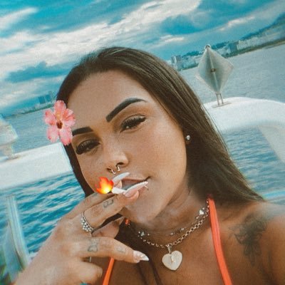 Ela não é flor que se cheire, é jardim que se aprecia. ✨Linda, Louca e Mimada 😌❤️ 📸insta: @feorafaath