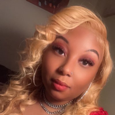 Sunshineontime's profile picture. #blacklivesmatter ✊🏾 #GayAf 👩🏾‍❤️‍💋‍👩🏽🏳️‍🌈