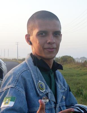 Quem sou eu? É dificil falar, deixo isso para quem me conhece pessoalmente pois poderá responder esta pergunta com mais sinceridade!