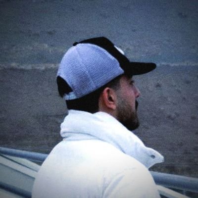 نمیدونُم دلُم دیوونه کیست
اسیر نرگس مستونه کیست
نمیدونُم دل سر گشته مو
کجا میگردد و در خونه کیست
https://t.co/MMqJbp2cHK