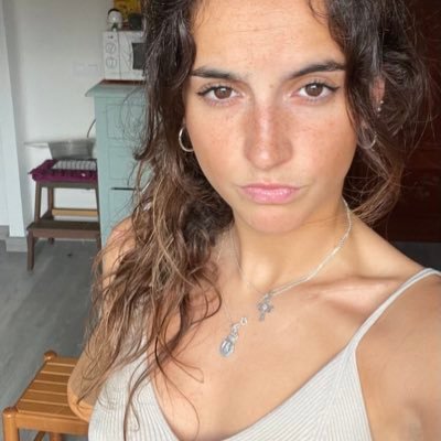 Tienes dos oídos y una sola boca pa hablar la mitad de lo que escuchas 🇪🇸🇮🇹