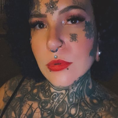 uma body piercer metade doida e metade triste. geminiana ♊️ instagram’s @nashmoonpiercer e @stormwom4n_