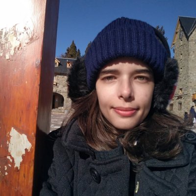 santasurtada's profile picture. Posso parecer jovem, mas em breve serei a mulher que faz "shh" na biblioteca!