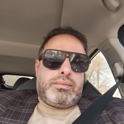 عاشق ایران، پرسپولیسی،کارمند سابق بانک، خودروسازی فعلی