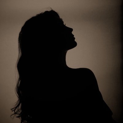 إِنسَانة مُرتَبطة جدًا بالحياة ، أتجاوز كُل شيءٍ ، و أعيش هذه الحياة بِكُل حُبّ..!