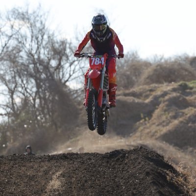 24YM CRF250R乗り。現在子育て中👶🏻🍼モトクロスビギナー中のビギナー。草レースに出たりして楽しんでる🏍 2021/09/15💍