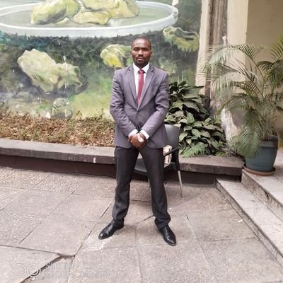 Citoyen de la République Démocratique du Congo, chercheur en science juridique et environnementale, père de famille et homme de Dieu. Intègre,Ferme et courtois.