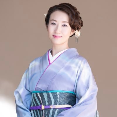 キングレコード椎名佐千子です。 2/12(水)発売、青森県黒石市が舞台の新曲『よされ女節』で頑張っています!応援よろしくお願いします♪