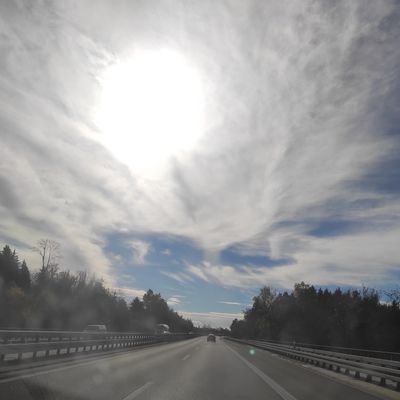 De droite. Ni extrême ni centre ni tendance, juste de droite. Et sans étiquette, vu qu il n y a personne d intègre. Bloque régulièrement.