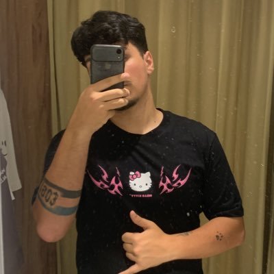 Hiperfoco na minha esposa e no Grêmio; Costumo falar bastante, agora também em inglês. @yasmin_msnts 💙