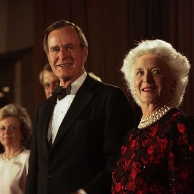El Bush que ayudo a parar al comunismo
Mi hijo se obsesiono con la Guerra
El segundo de Reagan
En casa me conocen como Mister Socks
Fake/parodia