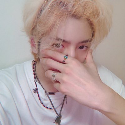 jinhovxz's profile picture. moved to @hrtxinz