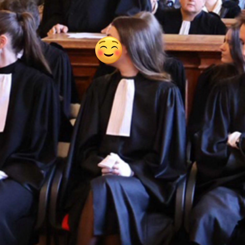 Avocate, 30 ans, aime le droit pénal, la musique de merde et le vin. Surtout le vin. Pas trop les hommes. Et beaucoup trop le 2nd degré