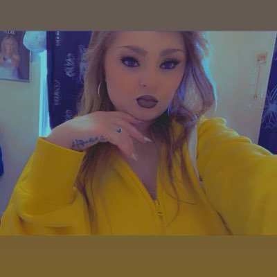 white girl with and an attitude but she don’t play around when it comes to her own 💋🏳️🌈💎