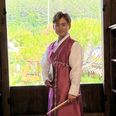 냥이를 사랑하는 아저씨. 특히 호랑이 무늬 냥이짱. 고양이 알레지 있음. ただの猫好きなオッサン。 特に虎猫が好き。 猫アレルギー有。 猫舌。