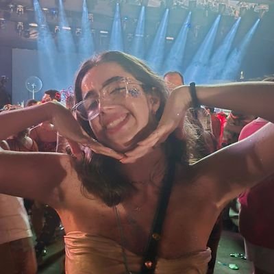 meu cérebro se divide em: carnaval, mpb, meus cachorros e meu namorado (às vezes tubarões)
