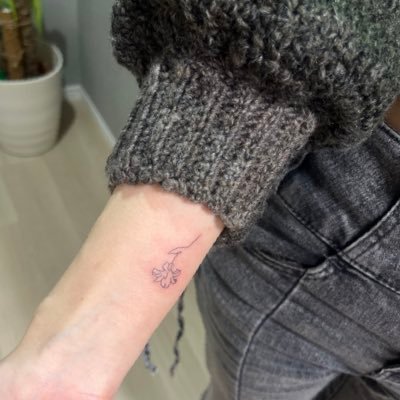 lllubi_222's profile picture. 編み物の記録と私の日常🙋‍♀️ 主に丈の短いセーターを生産してます💫