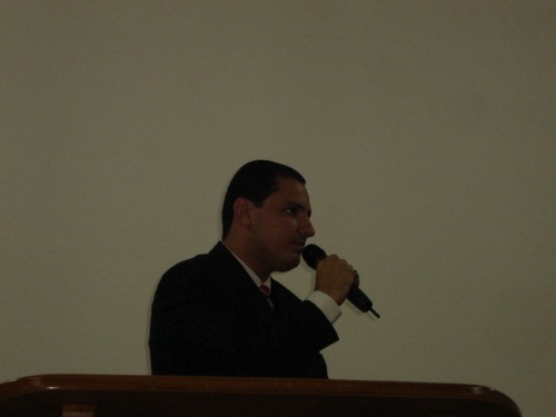 Pastor Presidente da I.B. Dupla Honra, casado com a pastora Ester Martins, pai de 3 filhos.