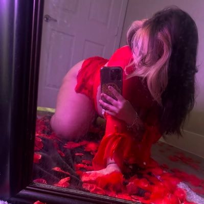 whateverainek's profile picture. ||come play 💋|| only twitter account I own!||